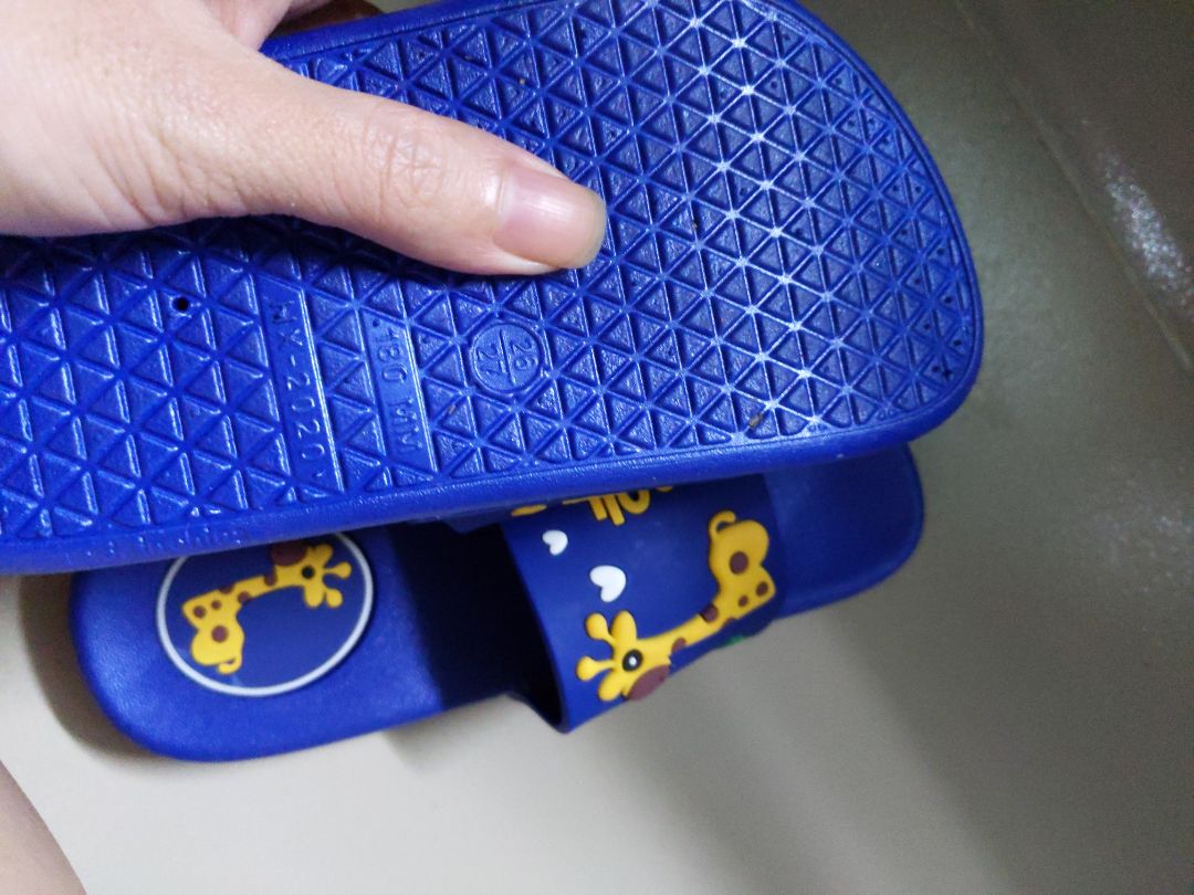 mình đặt dép size 24/25 theo mô tả cho chân dài 15cm mà mình nhận được dép size 26/27 chiều dài chân theo dép 18cm
nếu mình giao dép cho mình đúng theo size thì vẫn dài và rộng vì ko đúng mô tả chọn size của shop