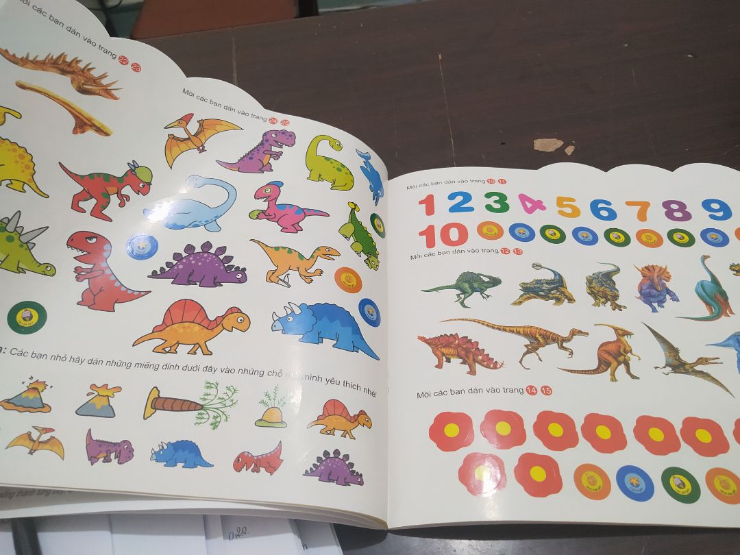 Hơi khó để bé nhớ tên của các loài khủng long vì tên tiếng anh quá dài. Nhưng bé nhà mình vẫn thích vì màu sắc sặc sỡ và vì bé thích khám phá. Giá khi sale còn 38k là tạm ổn.