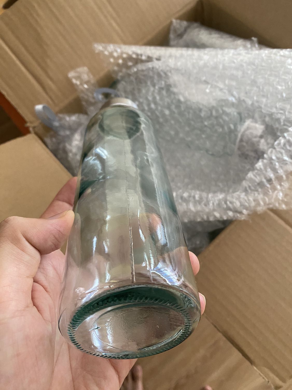 Chất lượng thuỷ tinh kém, sản phẩm thuỷ tinh trộn chắp vá thân chai thấy rõ các khúc nối thuỷ tinh