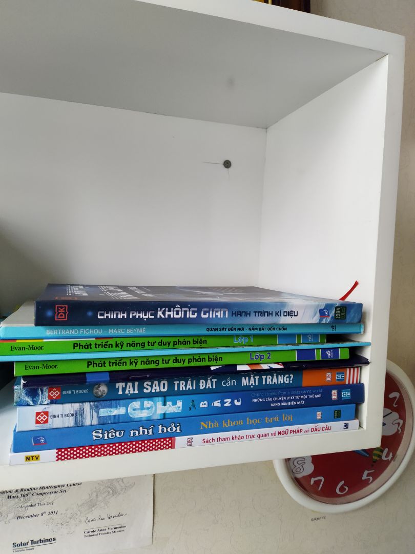 Mua lúc sale nên rất happy, cho thằng nhỏ nó đọc, có điều giấy sách cắt ko chuẩn lắm, bị dính nhiều trang phải dùng dao rọc, có chỗ rách nhẹ ở góc giấy do quá dính.