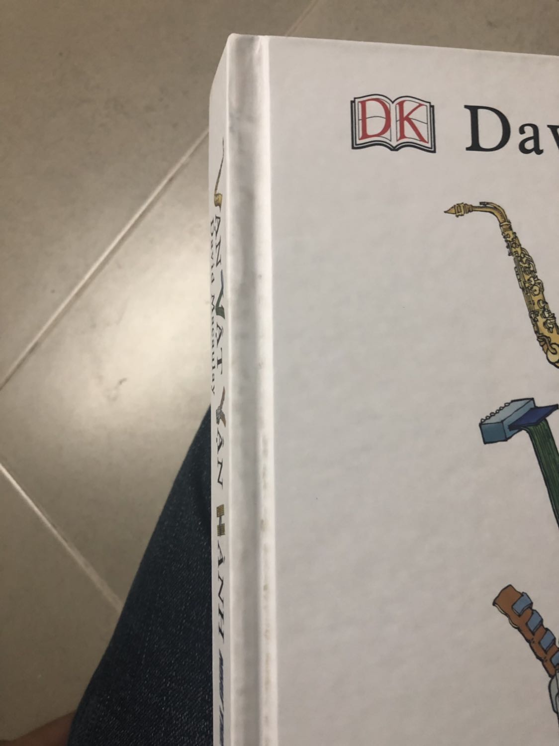 Sách màng co đã không còn, chỉ để trong bao dán mép OPP sơ sài là hơi nghi rồi. Bên trong gáy sách bẩn, có mép sách còn bị như thấm nước để khô. Giống như mấy cuốn sách trưng bày trong nhà sách bị đọc rồi ấy.
Mình mua rất nhiều cuốn bách khoa rồi nhưng chưa bao giờ thất vọng như thế này.