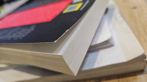 Sách hay. 500 trang mà bìa mỏng . Không biết có phải sách chuẩn không . Bìa sách vài hôm thấy mép bìa bị bung . Sách phải đọc lâu mới thấm mà Giờ không biết bảo quản thế nào cho tốt.