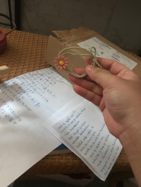 Mình có chọn quà là lược gội đầu, shop quăng cho mình đồ buộc tóc :). Thấy mấy bạn mua cmt ghi không ồn, mình bật lên trời ơi nó ồn mình vs con mèo dựt nảy mình luôn á :)) vậy thì chịu rồi, không biết mấy cmt có ảo ko nữa