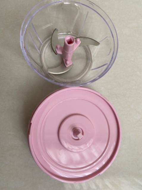 Dụng cụ cầm vừa tay, rất dễ sử dụng. Tưởng lưỡi cắt ko bén ai dè bén ko tưởng, phải hết sức cẩn thận khi sử dụng và vệ sinh. Mình đã thử xay trái cây, tỏi ớt cũng rất tiện lợi và nhanh chóng. Vệ sinh cũng dễ và nhanh. 1 sản phẩm rất hữu ích cho mọi nhà.