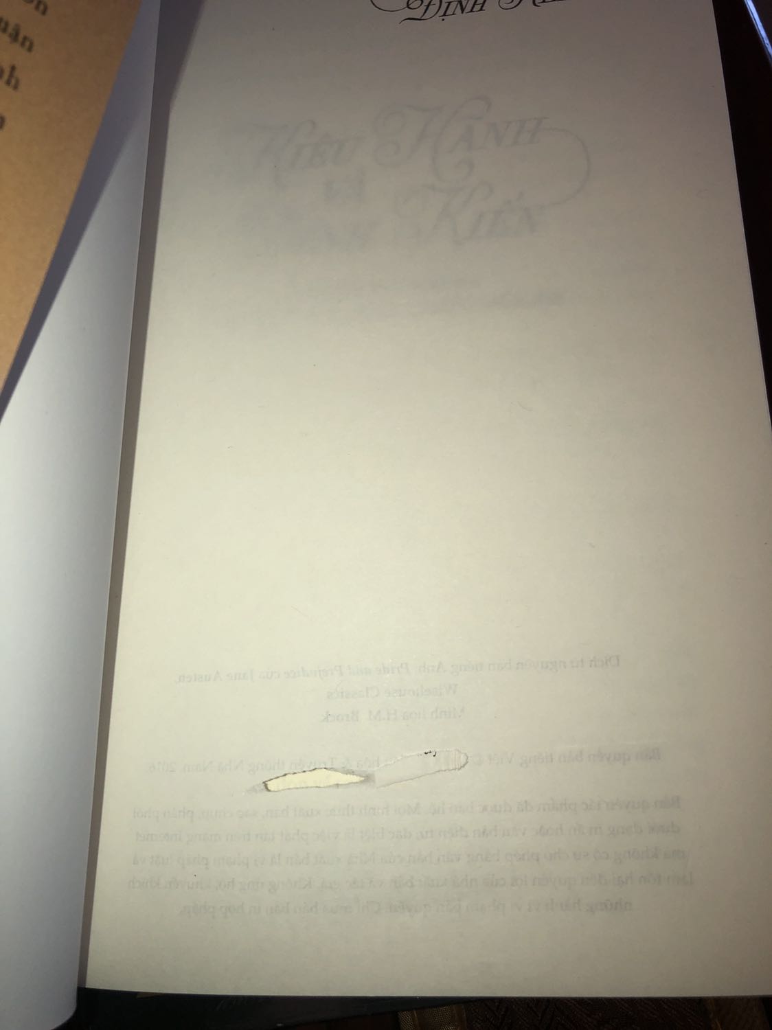 Sách không bao bọc gì luôn, lúc nhận thì 3 cuốn có bọc đàng hoàng còn cuốn ở giữa thì ko bao sách lại, bìa cong, trong sách thì rách, mình thật sự thất vọng về mặt đóng gói và chất lượng shop giao cho mình, theo mình đây không phải nhầm lẫn mà là mánh khoé để shop bán đi những sách bị bóc bìa hoặc rách, không còn gì để nói!!!