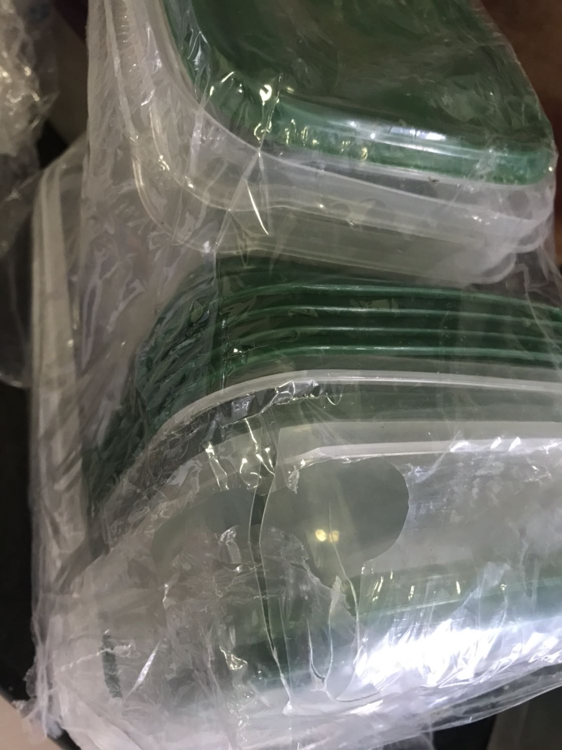 Hôm nay mới có thời gian khui hàng, thật thất vọng vì mặc dù Tiki đóng gói cẩn thận nhưng khi mở ra lại có sản phẩm bị bể ở góc và bao bì nilon của sản phẩm cũng bị rách chỗ đó, mình thấy vậy chưa khui ra hết ko biết còn bể cái nào nữa không, về bên ngoài sản phẩm mình thấy có vẻ đây ko phải hàng chuẩn, bao bì và chất lượng sản phẩm ko đẹp.