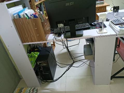 Bàn chắc chắn, tùy có chút lỗi nhỏ nhưng vẫn cho shop 5 sao.