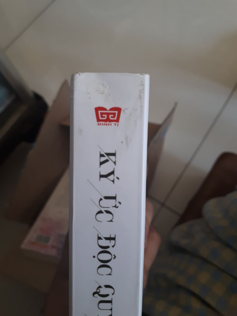 bọc siu nhưng siu dơ, gáy sách nhăn có thể tạm chấp nhận nhưng còn dơ luôn gáy sách😭