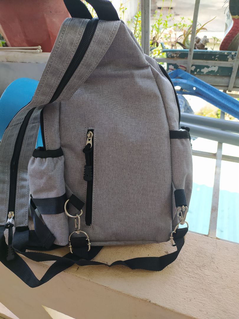 so với cái mẫu ngày trước của hãng mua thì lần này chán hơn hẳn từ chất vải cho đến khung may 2 túi 2 bên lần này nhỏ bằng 2/3 mẫu trước, lớp vải ngăn trong mỏng manh và chỉ may cũng ko bằng. điểm + là có thêm 1 ngăn sau lưng. nói chung mẫu trước vẫn tốt hơn hẳn. à quên thêm 1 điểm là cái khoá kéo đó để sau lưng là hơi cộm nha mình đã thay của túi cũ vào. mong prazada đọc được những dòng bình luận của mình so với cái mẫu ngày trước của hãng mua thì lần này chán hơn hẳn từ chất vải cho đến khung may 2 túi 2 bên lần này nhỏ bằng 2/3 mẫu trước, lớp vải ngăn trong mỏng manh và chỉ may cũng ko bằng. điểm + là có thêm 1 ngăn sau lưng. nói chung mẫu trước vẫn tốt hơn hẳn. à quên thêm 1 điểm là cái khoá kéo đó để sau lưng là hơi cộm nha mình đã thay của túi cũ vào. mong prazada đọc được những dòng bình luận của mình