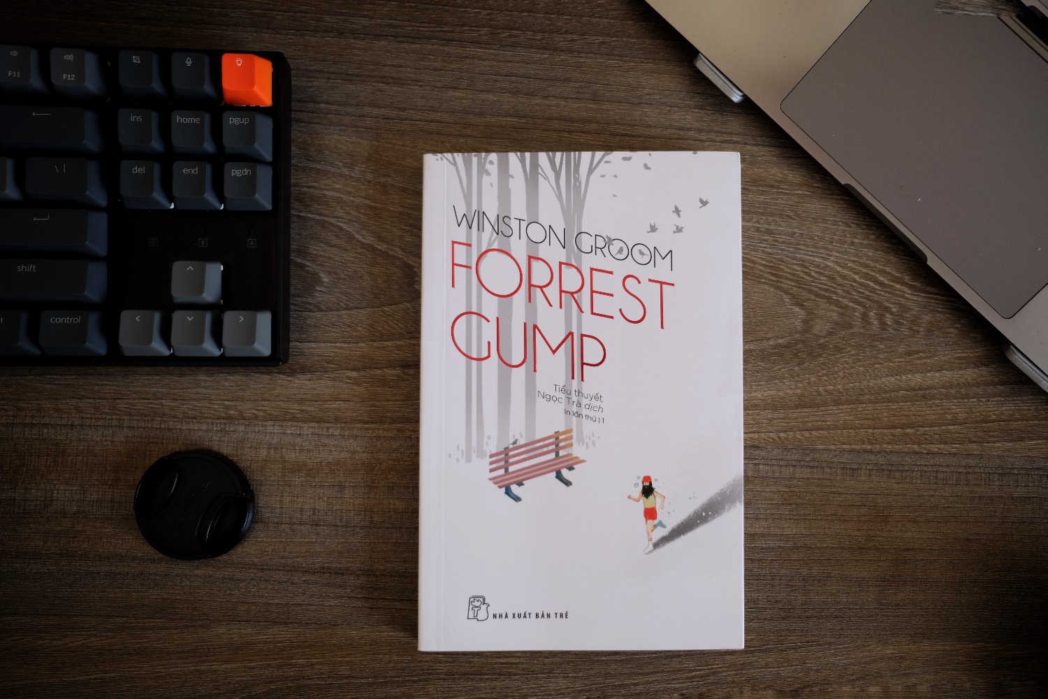 Thông tin cơ bản: Forrest Gump được phát hành ở Việt Nam bởi NXB Trẻ. Sách có khổ vừa thông thường của NXB này, dày 350 trang nhưng bao gồm khoảng 20 trang ở cuối phân tích sự khác biệt giữa phim và sách. Chữ in cũng không quá dày, bìa in hình chàng Forrest chạy việt dã, một hình ảnh biểu tượng trong phim. Sách được viết năm 1986 và chỉ bán rất chạy sau sự thành công của bộ phim cùng tên do Tom Hanks thủ vai chính.
Tóm tắt: Truyện là tự sự của Forrest Gump, một người có IQ 70, cao hai mét, nặng hơn một tạ, về cuộc đời phiêu lưu của cậu. Do bị coi là một thằng đần, Forrest Gump phải trải qua tuổi thơ ở trường dành cho trẻ em bị thiểu năng. Tuy nhiên, chính vì suy nghĩ đơn giản như một đứa trẻ lên tám, Forrest học rất nhanh nhiều tài năng: chơi kèn ắc-mo-ni-ca, chơi bóng bầu dục, đánh bóng bàn, chơi cờ vua,... Nhờ tình cờ và phần lớn là cơ may, Forrest đã trải qua một cuộc đời phiêu lưu "không nhàm chán", khi tham gia vào hầu hết các sự kiện lớn của Mĩ trong nửa cuối thế kỉ 20...
Cảm nhận cá nhân: Cũng như rất nhiều người khác, mình biết và xem phim trước khi biết rằng bộ phim được chuyển thể từ một cuốn tiểu thuyết. Khi bắt đầu đọc cuốn sách này, mình cũng có những kì vọng nhất định. Nhìn chung cuộc phiêu lưu của Forrest Gump cũng có thể coi là huyền thoại và hài hước. Nếu các bạn đã đọc "Ông trăm tuổi trèo qua cửa sổ và biến mất" thì Forrest Gump cũng có cùng mô típ: nhân vật chính nhờ cơ may mà hiện diện ở hầu hết những sự kiện lớn nhỏ trong suốt chiều dài lịch sử.
Tuy nhiên, tiểu thuyết Forrest Gump lại là một nỗi thất vọng rất lớn. Đây có thể là do việc kì vọng cao do sự thành công của bộ phim chuyển thể, nhưng ngay cả khi chưa xem phim cũng khó có thể coi đây là một cuốn sách hay. Thứ nhất, nhân vật Forrest Gump ở đây là một người không hề ngây ngô một cách ngọt ngào mà lại đần một cách vô giáo dục và rặt những suy nghĩ đen tối. Thứ hai, giọng văn (cho dù viết bởi một người IQ không cao đi nữa) cũng vẫn rất thô tục. Cứ một hai câu là có một từ chửi bậy, và không chỉ trẻ em nhé, người lớn đọc cũng thấy xấu hổ luôn. Thứ ba, nội dung của sách không thực sự logic và cũng không mang nhiều ý nghĩa nhân văn. Tác giả thậm chí cho Forrest Gump bay vào vũ trụ, và mô tả những người *** chống chiến tranh là chẳng ra gì... Cái kết thực sự là cạn lời để mô tả: mọi người đều hạnh phúc, chỉ là những người đáng lẽ sống bên nhau thì lại không như vậy.
Sẽ càng thất vọng hơn nếu bạn muốn đọc cuốn tiểu thuyết này để mong tìm ra cái gì đó sâu sắc hơn phim chuyển thể. Lí do là ngoại trừ một hai chi tiết chính trong cuộc đời của Forrest, tiểu thuyết với phim khác nhau hoàn toàn. Thậm chí có người từng cho rằng, đạo diễn phim hoàn toàn có thể thay đổi tên phim và nhân vật mà không sợ bị kiện! Nhân vật khác, cốt truyện cũng khác nốt! Đỉnh điểm của sự thất vọng đó là cái bìa của tiểu thuyết này. Hoặc vì biên tập không thèm đọc truyện, hoặc vì cố tình ăn theo bộ phim, chứ trong truyện Forrest Gump đâu có chạy xuyên nước Mỹ đâu!
Đề cử: Nếu bạn xem phim Forrest Gump rồi thì đừng đọc cuốn sách để mà còn giữ được hình tượng bộ phim huyền thoại. Còn nếu bạn chưa xem phim, thì xem phim đi, và cũng đừng đọc cuốn sách này.
Điểm cá nhân: 2/5. Thông tin cơ bản: Forrest Gump được phát hành ở Việt Nam bởi NXB Trẻ. Sách có khổ vừa thông thường của NXB này, dày 350 trang nhưng bao gồm khoảng 20 trang ở cuối phân tích sự khác biệt giữa phim và sách. Chữ in cũng không quá dày, bìa in hình chàng Forrest chạy việt dã, một hình ảnh biểu tượng trong phim. Sách được viết năm 1986 và chỉ bán rất chạy sau sự thành công của bộ phim cùng tên do Tom Hanks thủ vai chính.
Tóm tắt: Truyện là tự sự của Forrest Gump, một người có IQ 70, cao hai mét, nặng hơn một tạ, về cuộc đời phiêu lưu của cậu. Do bị coi là một thằng đần, Forrest Gump phải trải qua tuổi thơ ở trường dành cho trẻ em bị thiểu năng. Tuy nhiên, chính vì suy nghĩ đơn giản như một đứa trẻ lên tám, Forrest học rất nhanh nhiều tài năng: chơi kèn ắc-mo-ni-ca, chơi bóng bầu dục, đánh bóng bàn, chơi cờ vua,... Nhờ tình cờ và phần lớn là cơ may, Forrest đã trải qua một cuộc đời phiêu lưu "không nhàm chán", khi tham gia vào hầu hết các sự kiện lớn của Mĩ trong nửa cuối thế kỉ 20...
Cảm nhận cá nhân: Cũng như rất nhiều người khác, mình biết và xem phim trước khi biết rằng bộ phim được chuyển thể từ một cuốn tiểu thuyết. Khi bắt đầu đọc cuốn sách này, mình cũng có những kì vọng nhất định. Nhìn chung cuộc phiêu lưu của Forrest Gump cũng có thể coi là huyền thoại và hài hước. Nếu các bạn đã đọc "Ông trăm tuổi trèo qua cửa sổ và biến mất" thì Forrest Gump cũng có cùng mô típ: nhân vật chính nhờ cơ may mà hiện diện ở hầu hết những sự kiện lớn nhỏ trong suốt chiều dài lịch sử.
Tuy nhiên, tiểu thuyết Forrest Gump lại là một nỗi thất vọng rất lớn. Đây có thể là do việc kì vọng cao do sự thành công của bộ phim chuyển thể, nhưng ngay cả khi chưa xem phim cũng khó có thể coi đây là một cuốn sách hay. Thứ nhất, nhân vật Forrest Gump ở đây là một người không hề ngây ngô một cách ngọt ngào mà lại đần một cách vô giáo dục và rặt những suy nghĩ đen tối. Thứ hai, giọng văn (cho dù viết bởi một người IQ không cao đi nữa) cũng vẫn rất thô tục. Cứ một hai câu là có một từ chửi bậy, và không chỉ trẻ em nhé, người lớn đọc cũng thấy xấu hổ luôn. Thứ ba, nội dung của sách không thực sự logic và cũng không mang nhiều ý nghĩa nhân văn. Tác giả thậm chí cho Forrest Gump bay vào vũ trụ, và mô tả những người *** chống chiến tranh là chẳng ra gì... Cái kết thực sự là cạn lời để mô tả: mọi người đều hạnh phúc, chỉ là những người đáng lẽ sống bên nhau thì lại không như vậy.
Sẽ càng thất vọng hơn nếu bạn muốn đọc cuốn tiểu thuyết này để mong tìm ra cái gì đó sâu sắc hơn phim chuyển thể. Lí do là ngoại trừ một hai chi tiết chính trong cuộc đời của Forrest, tiểu thuyết với phim khác nhau hoàn toàn. Thậm chí có người từng cho rằng, đạo diễn phim hoàn toàn có thể thay đổi tên phim và nhân vật mà không sợ bị kiện! Nhân vật khác, cốt truyện cũng khác nốt! Đỉnh điểm của sự thất vọng đó là cái bìa của tiểu thuyết này. Hoặc vì biên tập không thèm đọc truyện, hoặc vì cố tình ăn theo bộ phim, chứ trong truyện Forrest Gump đâu có chạy xuyên nước Mỹ đâu!
Đề cử: Nếu bạn xem phim Forrest Gump rồi thì đừng đọc cuốn sách để mà còn giữ được hình tượng bộ phim huyền thoại. Còn nếu bạn chưa xem phim, thì xem phim đi, và cũng đừng đọc cuốn sách này.
Điểm cá nhân: 2/5.