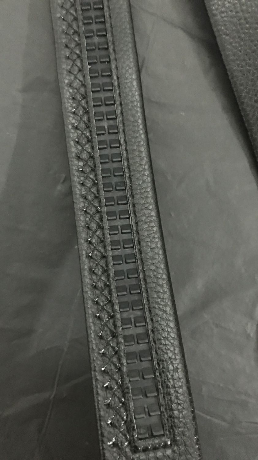 Mặt thắt lưng nhìn rất đơn giản nhưng nhận thì rất đẹp. Mặt rất thời trang, dễ phối đồ. Dây da rất dài và mềm. Mình phải cắt đi một đoạn đeo cho vừa. Dây may cũng khá là tỉ mỉ. Khoá tự động khỏi lo về việc bấm lỗ. Sản phẩm ok. Cảm ơn shop.