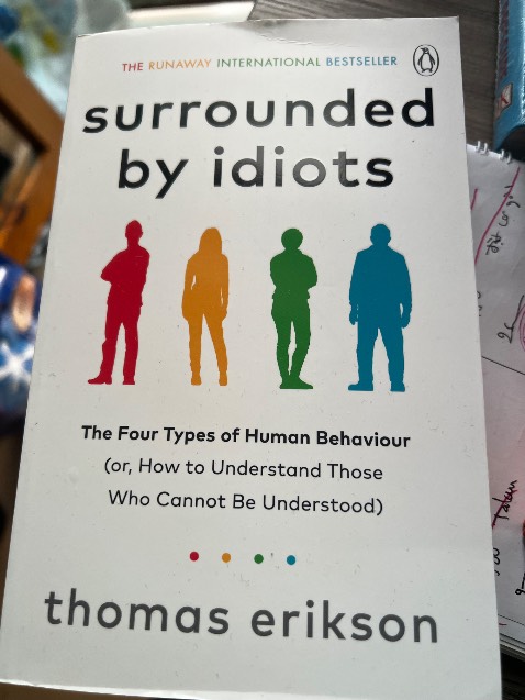 Sách bị cong nhăn bìa. :(