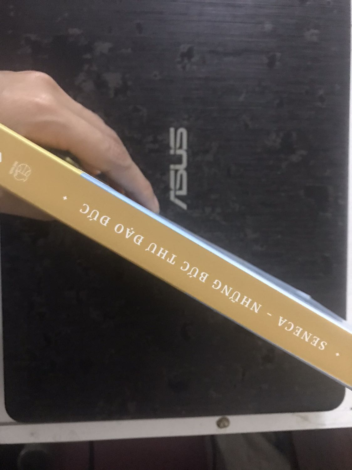 Nhìn chung thì khá ổn, do hộp đựng to, sách lúc vận chuyển bị lắc nên ở góc vẫn bị cong nhẹ. Nội dung thì mình chưa đọc nên chưa biết, nhưng mà nhìn lướt qua thì thấy được cái người dịch không phiên âm tên gốc ra :) (cảm ơn rất nhiều)