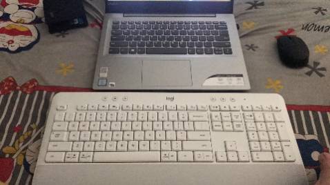 Giao hàng nhanh chóng, đóng gói rất cẩn thận. 
Mẫu mã sản phẩm giống như miêu tả, mới hoàn toàn, không có lỗi về giao diện
Chất lượng sản phẩm:
+ Màu sắc: tươi tắn, không bị ố
+ Phím: Trên các phím đều có keo dán chữ, biểu tượng, thích hợp cho các bạn hay đổ mồ hôi tay, hạn chế tối đa bay màu chữ.
+ Phím bấm khá êm ái; kết nối nhanh chóng, dễ dàng 
Nói chung là 10 điểm không có nhưng