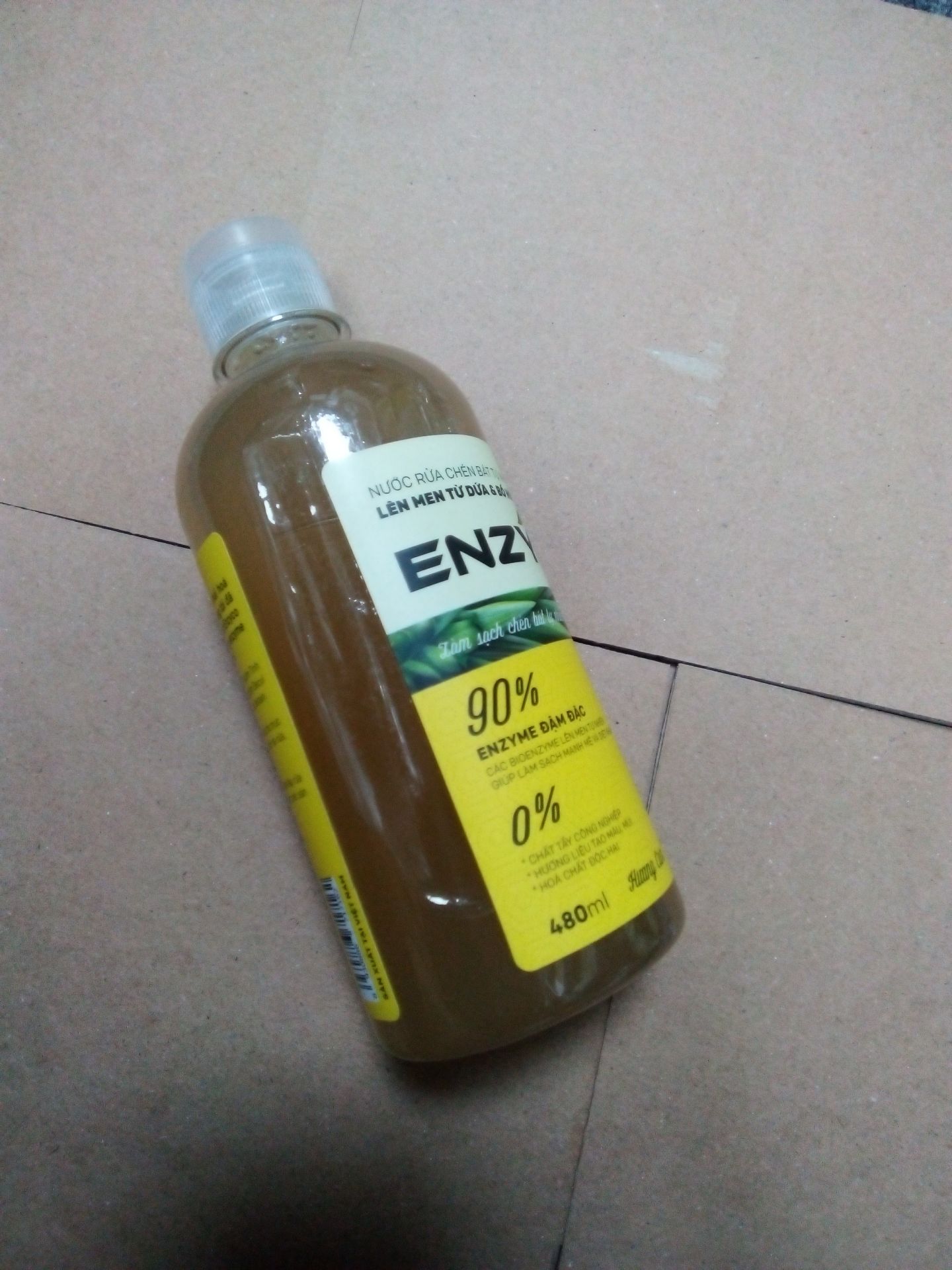 Mình vừa nhận được hàng đúng lúc đang ăn trưa, lấy ra dùng thử luôn. Lần đầu biết đến nước rửa chén hữu cơ, mùi thơm tự nhiên sạch nhanh