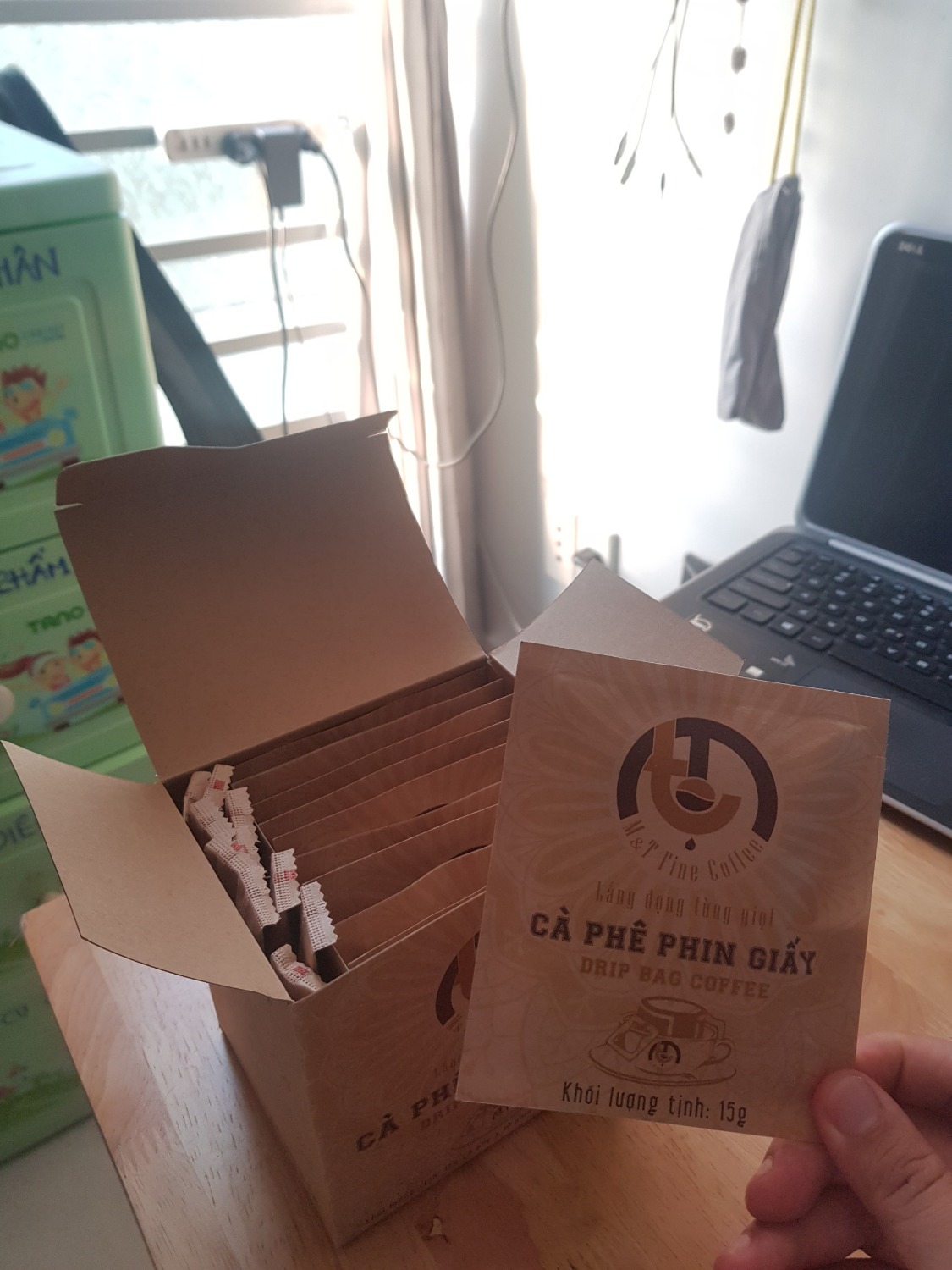 Tiki giao hàng nhanh. Hàng nhận đúng sản phẩm trên hình, bao bì thân thiện môi trường.
Đã uống thử có vị hơi đắng, chua nhẹ. Đúng cà phê nguyên chất.