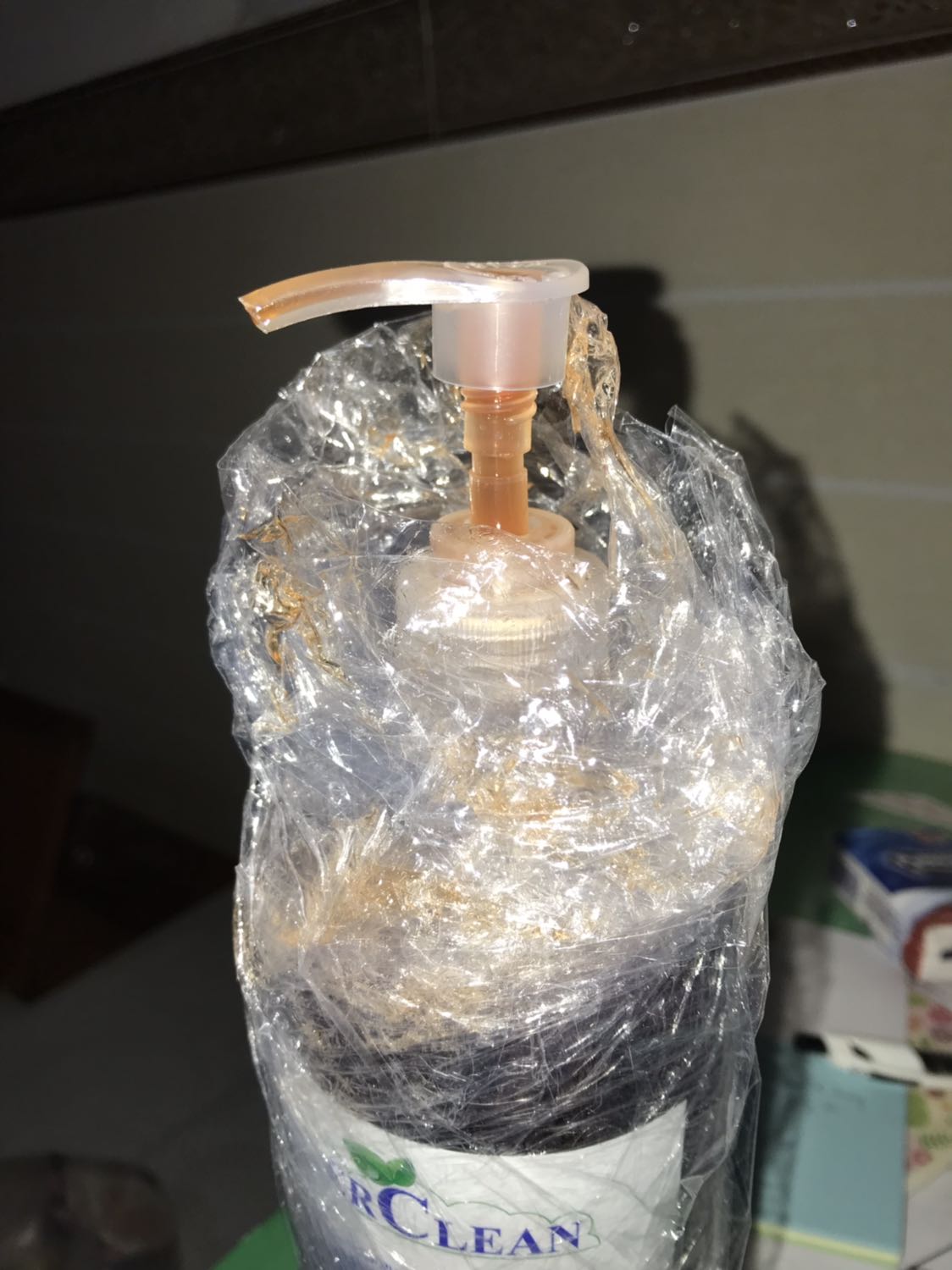 Mình mua hàng ở Tiki khá nhiều lần. Đây là lần đầu tiên nhận sản phẩm bị bung rơi phần vòi và xà phòng chảy ra hộp. Tiki vui lòng xem lại quy trình đóng gói sản phẩm. Cám ơn anh giao hàng chịu khó gửi hàng gần 19g và giao hàng sớm hơn thời gian dự kiến đến 4 ngày).
Nước rửa chén sạch, mùi không nồng hay thơm gắt như các loại nước rửa chén hóa chất. Không bị khô da tay nên mình dùng làm nước rửa tay. Sẽ ủng hộ sản phẩm này.