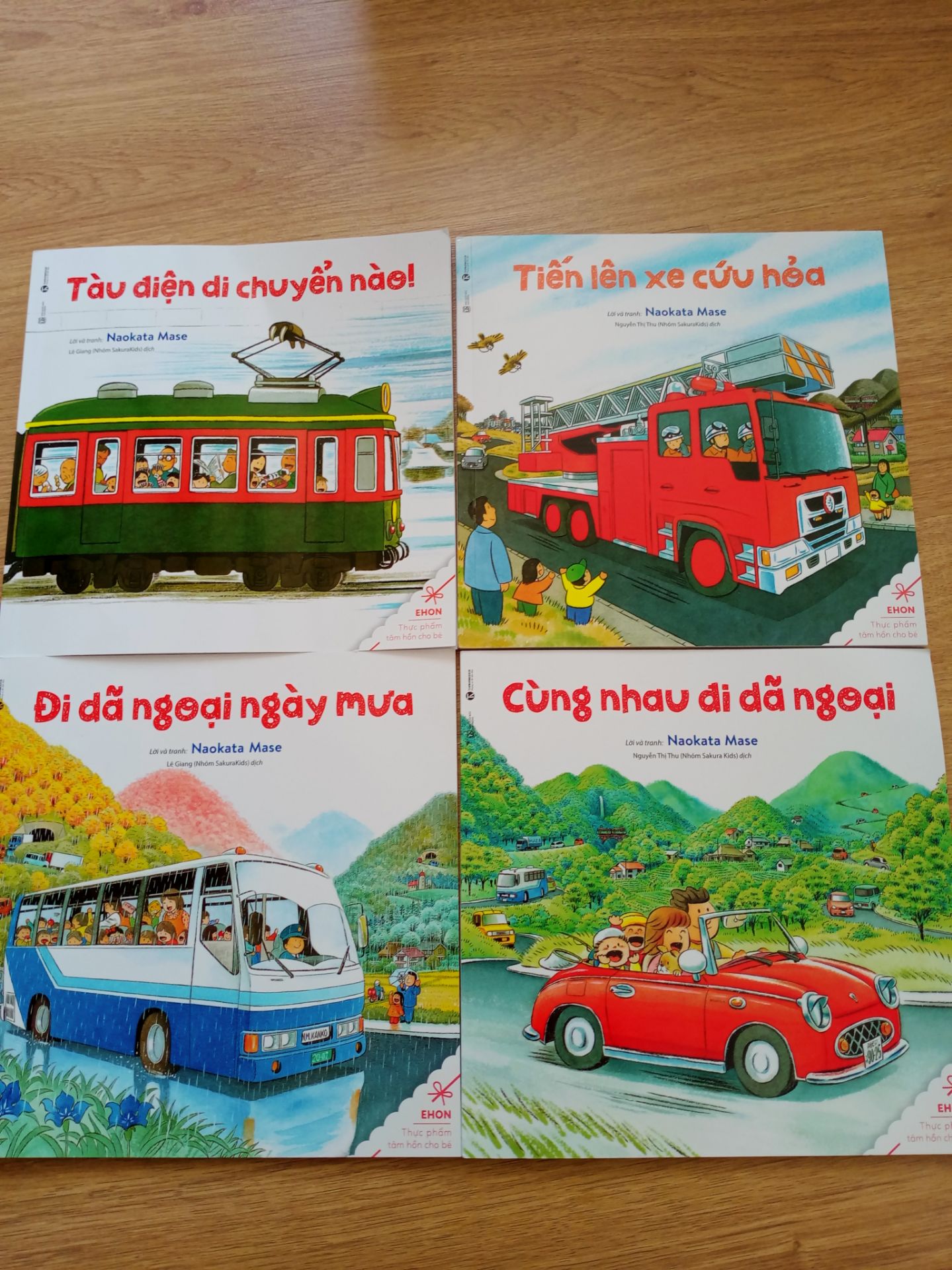 sách tuyệt đẹp. Mở ra xem là muốn đến Nhật ngay lập tức. Nhưng cháu mình lại không thích bằng bộ ehon phương tiện giao thông (chẳng hiểu sao luôn), có lẽ mỗi bé có sở thích khác nhau. Bộ này phù hợp cả bé trai và bé gái. Tiki giao hàng nhanh, sách rất đẹp