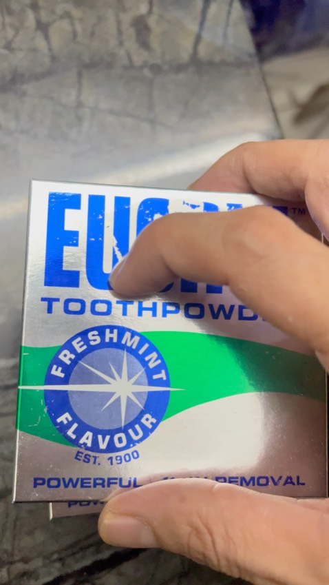 Mặc dù có tặng kèm nước sốt và giao hàng cẩn thận, nhưng cái lớp chữ trên hộp đụng nhẹ là bay hết nên thấy rất lo lắng