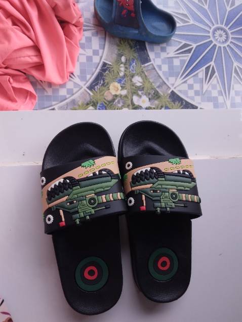 Dép đẹp mềm nhẹ chân, bé rất thích.