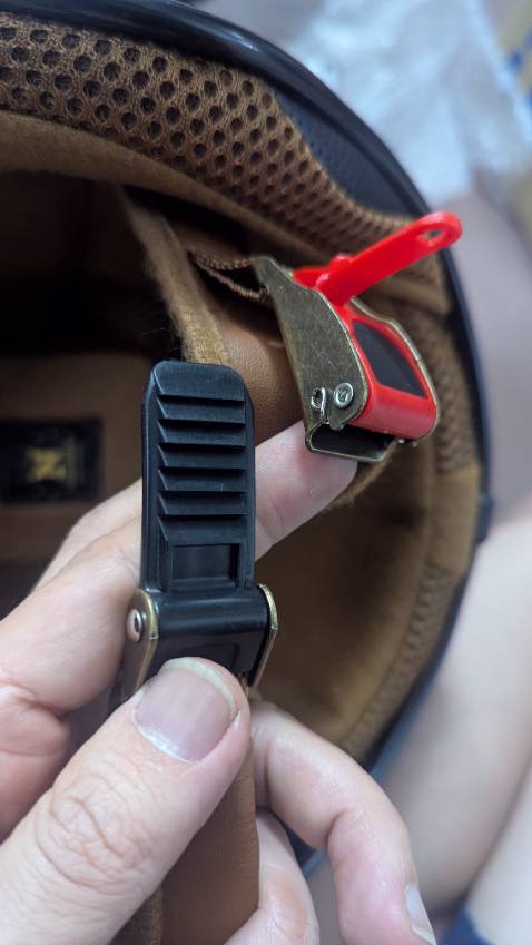 Mũ khá ổn, màu sắc như hình, mút xốp chắc và dày vừa phải. Vỏ nhựa bên ngoài có phần hơi mỏng so với mong đợi. Cảm giác vẫn chắc tay.

Khu vực vành tai, khớp nối có dùng silicon để kết nối (về lâu dài khả năng bị bong tróc là rất cao. Giá rẻ nhất ở thời điểm này so với cùng loại (hãng Ro..), không có lỗ thoát khí như vác mũ cùng loại của hãng khác.

Điểm trừ: phần lắp ráp của kính và khung nón không đồng đều bên trái, có khoảng trống có thẻ nhét vừa đuôi chiếc đũa (xem hình), dùng silicon để hàn-gắn, lớp vỏ nhựa ngoài mỏng.