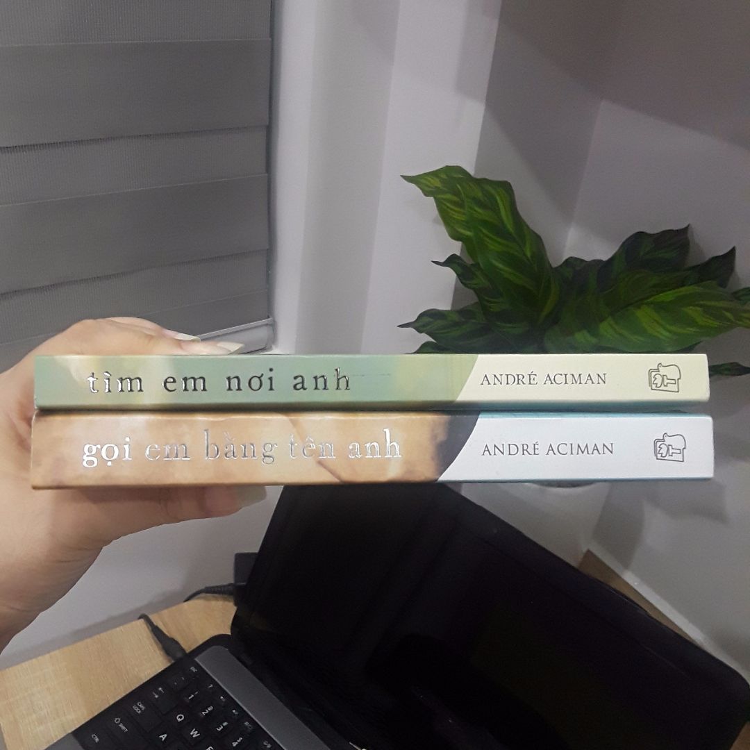 Tiki giao nhanh lắm, mình đặt tối hôm trước thì sáng hôm sau đã giao tới nhà, sách còn nguyên bọc nilon nên rất mới. Mình đánh giá Find Me không lãng mạn bằng *** Me By Your Name, dù nó kể nhiều hơn 1 câu chuyện tình, nhưng mình rất thích cái kết này. Đúng như tựa đề quyển sách, Elio & Oliver đã tìm về với nhau dẫu đã hai mươi năm sau mùa hè nóng bỏng đó, dẫu đã từng có những người khác xuất hiện trong đời họ  những người tình - vợ - con cái. Kết thúc rất thơ nhưng vẫn thực tế như vốn dĩ nó phải thế, vừa là HE vừa là OE, vì nó như một sự bắt đầu lại của câu chuyện tình này.