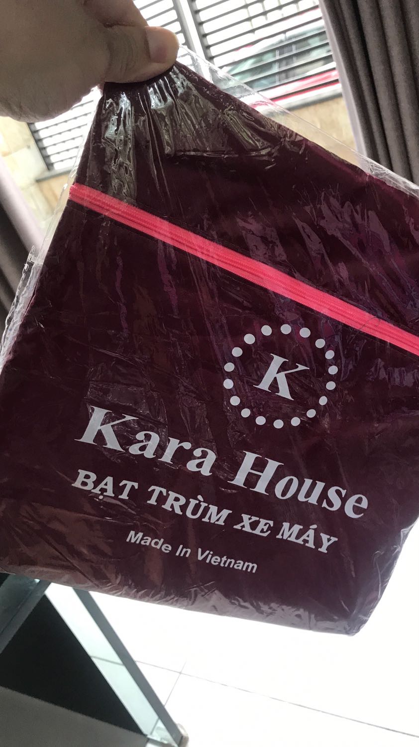 Giao sai sản phẩm 2 lần, lần đầu là tấm lót lưng, lần 2 là bạt che xe máy. thực sự *** đảo, 2 tuần rồi bây giờ vẫn không có đc tấm che nắng mình mong muón. bộ phận nhân viên làm việc cực kỳ thiếu trách nhiệm và thiếu ý thức. không đáng là bao với 130k nhưng không thể chịu được. chào thân ái !!!