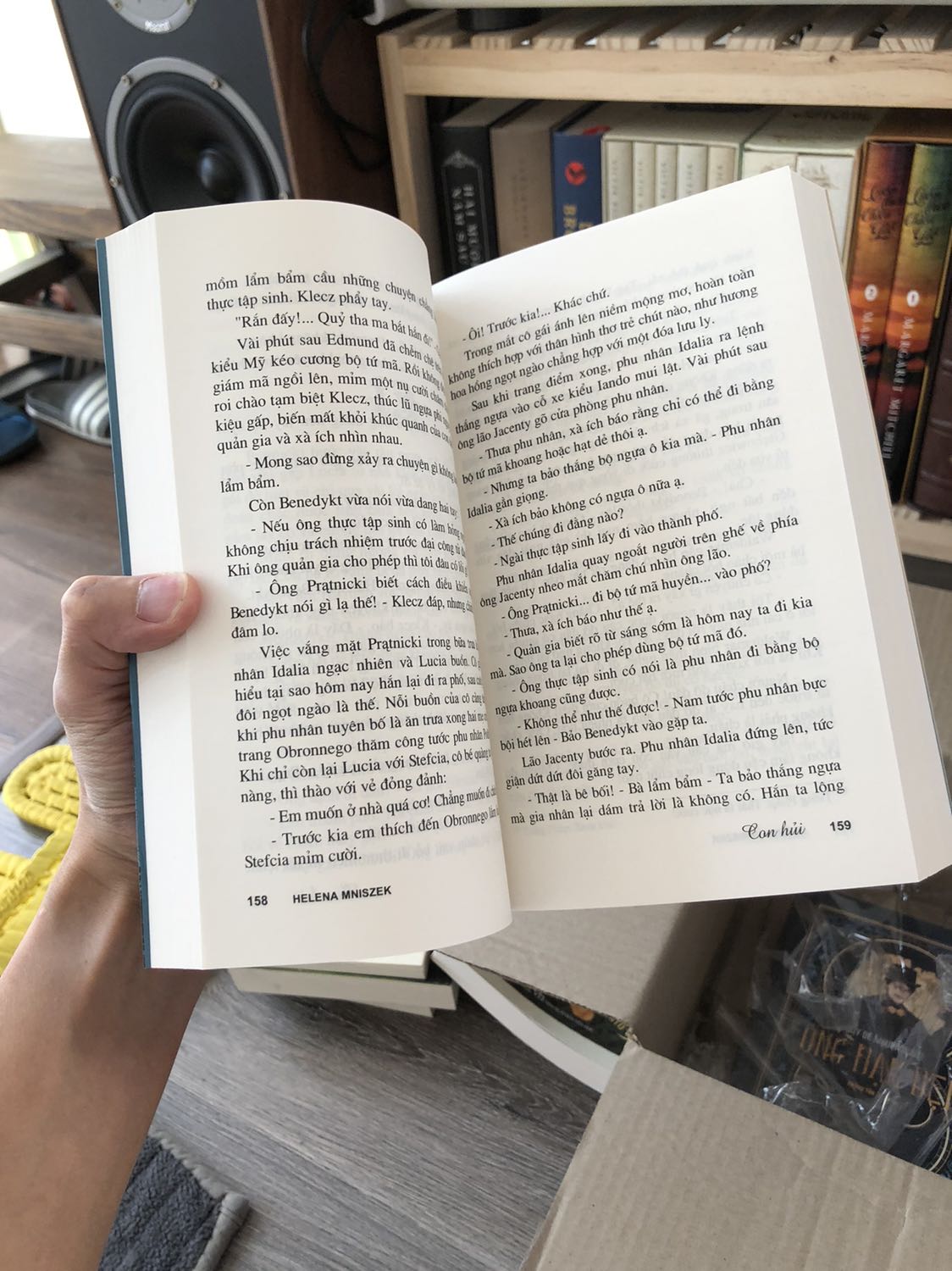 Nếu đã từng xem phim đủ bộ tam Lord of the Ring, bạn sẽ thấy rằng, rất hiếm có bộ phim nào mà chuyển thể từ nguyên tác lại giữ được cốt truyện như vậy. Phim thậm chí xây dựng được bối cảnh ma thuật của câu chuyện hắc ám vô cùng, còn hơn những gì mình tưởng tưởng khi đọc truyện. Phải nói người chuyển thể có khả năng cảm thụ không khí tác phẩm hết sức sâu sắc, rất có trình độ, ngoài sự mong đợi.

Xem phim rồi đọc truyện, đọc truyện rồi xem phim đều hay như nhau, và dù đọc hay xem trước đều không ảnh hưởng tới cảm thụ chung của truyện.

Một trong những tác phẩm xuất sắc nhất thể loại Fantasy. 

Cám ơn tiki đã giao hàng nhanh và đẹp