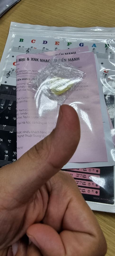 Hàng tuy giá trị nhỏ nhưng thể hiện sự chỉn chu, cẩn thận của shop từ bọc gói, giấy tờ kèm theo và tặng cả móng gẩy đàn.