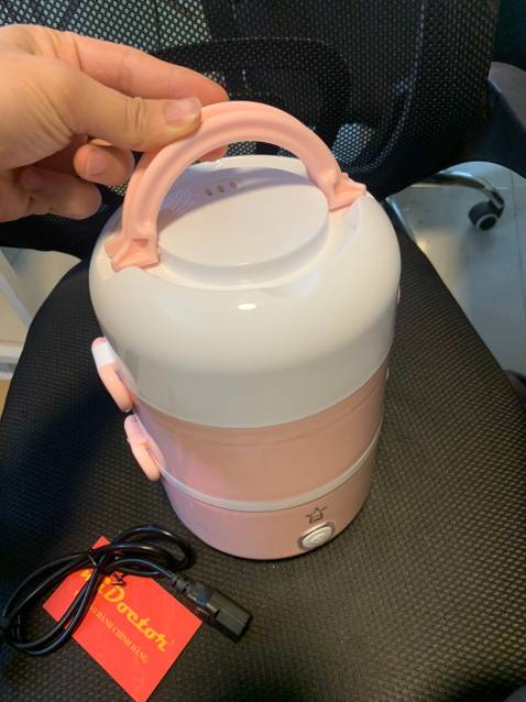 Hộp cơm nhận đc màu như này rất đẹp, có 3 khay đựng cơm, thức ăn và canh riêng biệt.
Độ nóng rất ok, cắm trc khi ăn tầm 20-30p là có cơm nóng hổi vừa thồi vừa ăn. Hàng giá cả rất tốt so với nhiều chỗ mình đã tham khảo. cám ơn Shop rất nhiều ạ