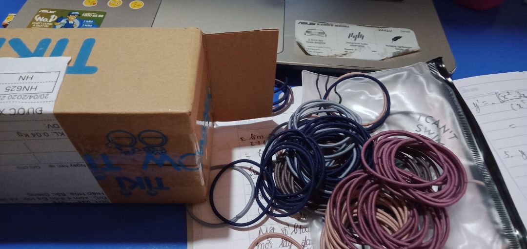 nhiều dã man...mình mua vs giá 26k gì đó.  k nhớ. tiki cho vào hộp nhỏ nhỏ ..dễ thương quá..
kích cỡ của dây thì nhỏ và k đc bền lắm đâu các bạn. Nhưng mua buộc thay đổi thì oki hết ...Tầm giá đó .chất lượng như vậy quá ổn❤️