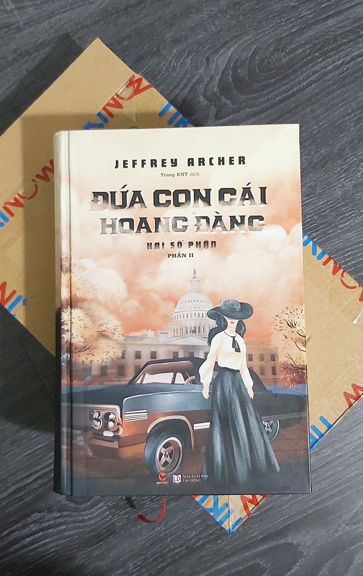 con gái Abel – với một ý chí sắt đá di truyền từ người Florentyna Rosnovski cha, cô quyết tâm theo đuổi mục tiêu và lý tưởng của mình, đó là trở thành nữ Tổng thống Mỹ đầu tiên. Tuy thế, cuộc đời của cô, giống như người cha của mình, cũng gặp vô cùng nhiều trắc trở mà người phụ nữ tham vọng này nhất định phải vượt qua. Với hình tượng được lấy cảm hứng từ những nhân cách lớn như “bà đầm thép" Margaret Thatcher, Golda Meer, hay Indira Gandhi, Jeffrey Archer đã trả lời cho độc giả những câu hỏi về cuộc đời và số phận, về ý nghĩa của cuộc sống này. “Vượt qua con giống tố, vươn đến những vì sao" chính là thông điệp mà cây bút tài ba muốn truyền tải."
Dịch vụ TikiNOW rất tiện cho mình, sách đẹp được đóng hộp cẩn thận giao trong vòng 2h và freeship. Like & Thanks!