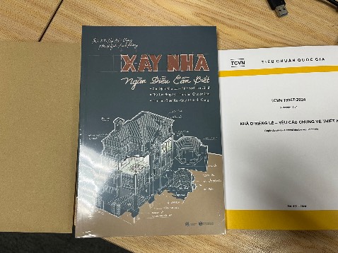 Mình mới nhận được sách, chưa đọc qua nội dung nhưng rất ấn tượng với sự chỉnh chu trong khâu đóng gói của shop. Gói hàng được đóng gói chắc chắn bao gồm lớp trong là gói xốp hạn chế va đập trong quá trình vận chuyển.

Hơn nữa, mình mua sách nhưng không expect là shop còn đính kèm thêm Tiêu Chuẩn Việt Nam (TCVN) cho xây dựng nhà riêng lẻ và vouchers cho thiết kế nhà và nội thất. Rất tâm lý trong khâu bán hàng.

Về chất lượng hoàn thiện, cả bìa sách lẫn TCVN và vouchers đều rất đẹp, rõ ràng, chỉnh chu.

Mình sẽ bổ sung thêm đánh giá về chất lượng nội dung sách sau khi đọc xong.

Đánh giá tổng quan:
- Đóng gói: 10/10
- CSKH: 10/10
- Hình thức: 10/10
- Nội dung: sẽ cập nhật