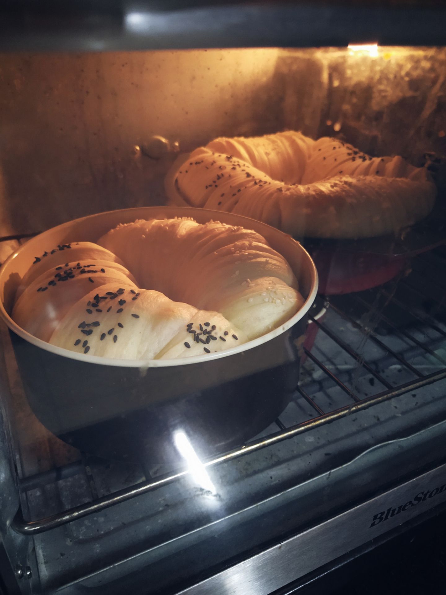 Mình mua và đã nhận hàng từ trước giãn cách, chủ yếu để nhồi bánh mì. Bao gói ổn, có tem niêm phong thùng bên trong. Mình dùng đều đều 1-3 lần mỗi tuần, tầm cũng 3 tháng rồi, mỗi mẻ 350g bột khô, máy vẫn đang chạy tốt. Có ồn và rung nhẹ, nhưng với chất lượng này thì giá khá hạt dẻ.