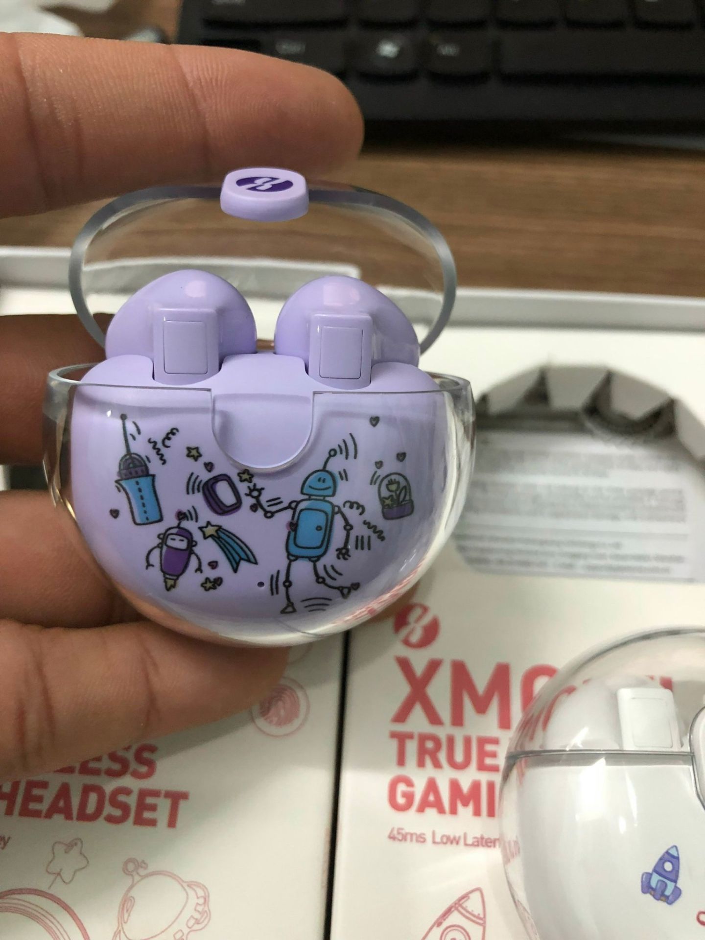 tai nghe dành cho bạn nào cute, nhỏ nhẹ đeo êm, phần âm thanh  khá ổn áp, NC sản phẩm nên mua nhé, tiki giáo hàng thần tốc