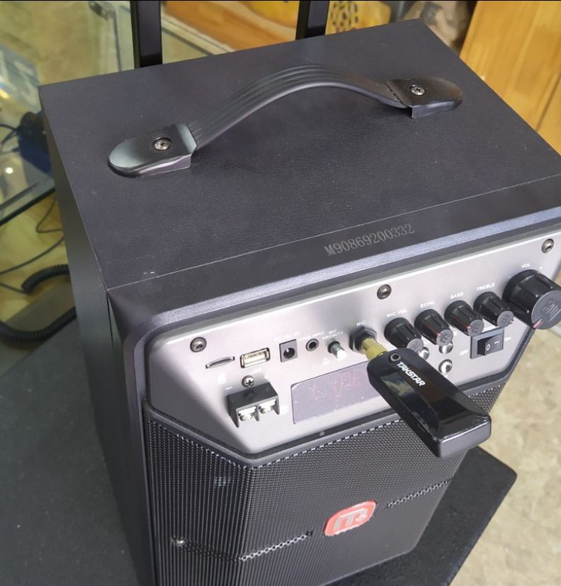 Con mic này tiện lợi quá, làm mc đi dẫn teambulding cắm đầu thu vào loa thùng, mic đeo trên tai, tay quá tiện lợi, hò hét to kích thích người chơi mà không bị mất nhiều giọng,