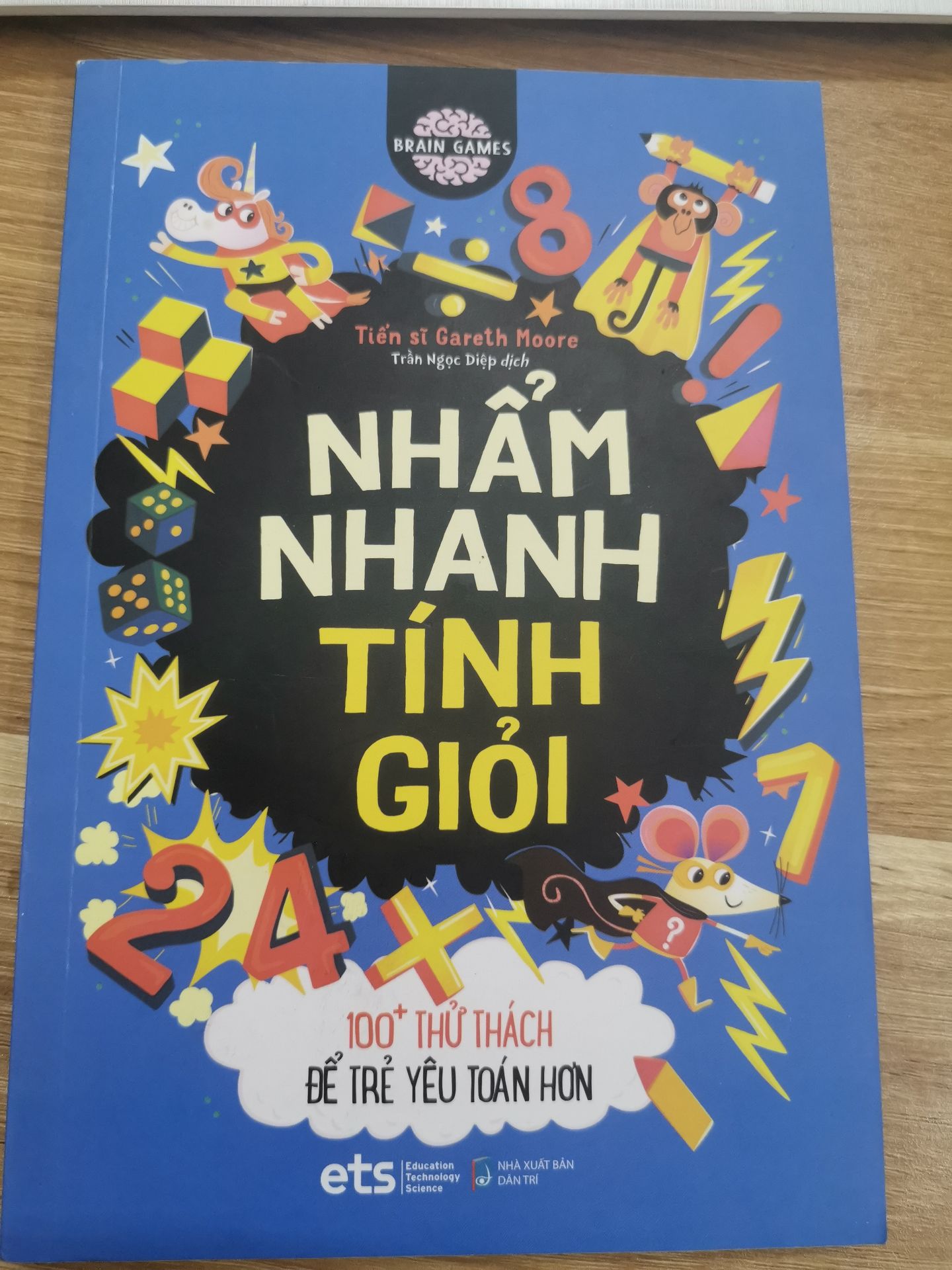 Sách trình bày thoáng, dễ nhìn, hình ảnh đẹp mắt. Các câu từ dễ tới khó phù hợp với các bạn từ lớp 2. Phần đáp án giải thích rõ ràng!
