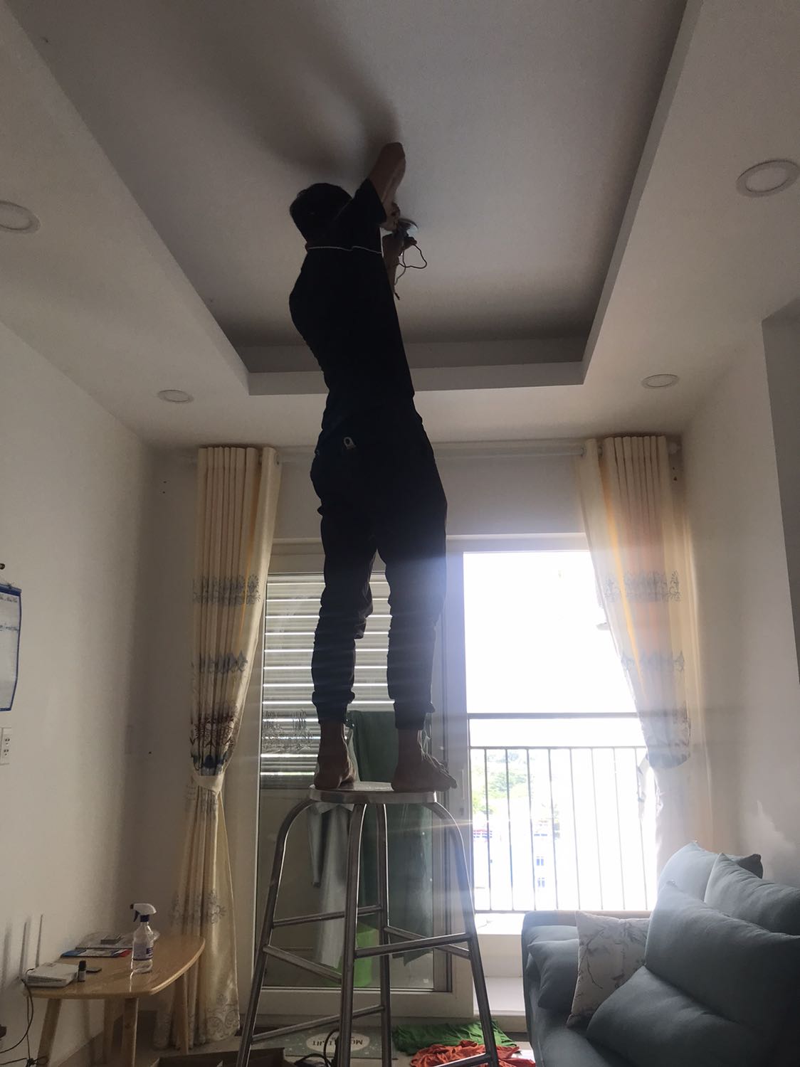 Thiết bị ổn áp, giao hàng nhanh, lắp đặt nhiệt tình, phù hợp với không gian nhỏ 20-25m2, thêm phụ phí 250k/ ti treo trần nếu nhà ai chưa có nên mua thêm trước để lắp đặt