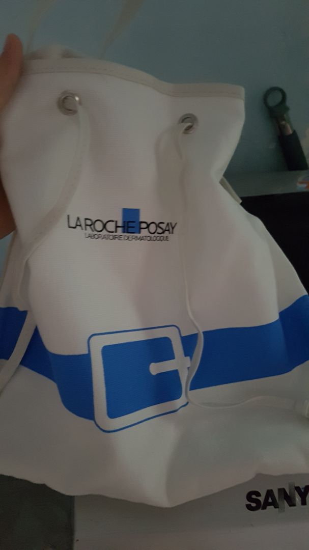 đơt xài vicchy dưỡng mắt bị bỏng rát đỏ sưng da nghỉ xài mỹ phẩm đến nay 6 năm mới xài lại.da mình rất nhạy cảm mỏng và yếu.xài có hiệu quả tức thì đấy mọi người.sữa rửa mặt thì hiệu quả kiềm dầu tốt.