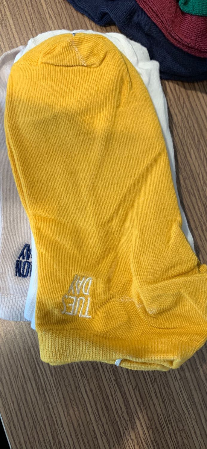 Vớ vải đẹp, có túi đựng, nhưng ko giống hình như miêu tả , màu cũng ko giống