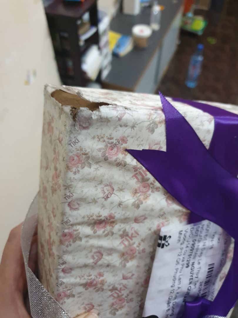 mua máy rửa mặt  làm quà tặng, đúng là tiki giao nhanh nhưng trời mưa,  ướt rách giấy gói, hộp carton thủng, khui hộp carton bên ngoài ra,  máy rửa mặt đựng trong hộp giấy, thậm chí ko có niêm phong hay màn co để chứng tỏ hàng còn mới, nhìn hộp giấy đựng máy cũ kỹ, vênh góc, bên trong hộp giấy là máy và phụ kiện, ko có hộp nhựa cũng ko có seal niêm phong. nhìn rẻ tiền. chưa xài thử máy nhưng quyết định ko muốn tặng bạn sản phẩm nhìn bề ngoài đã thấy ko có chất lượng, ko xứng tầm giá trên 1tr