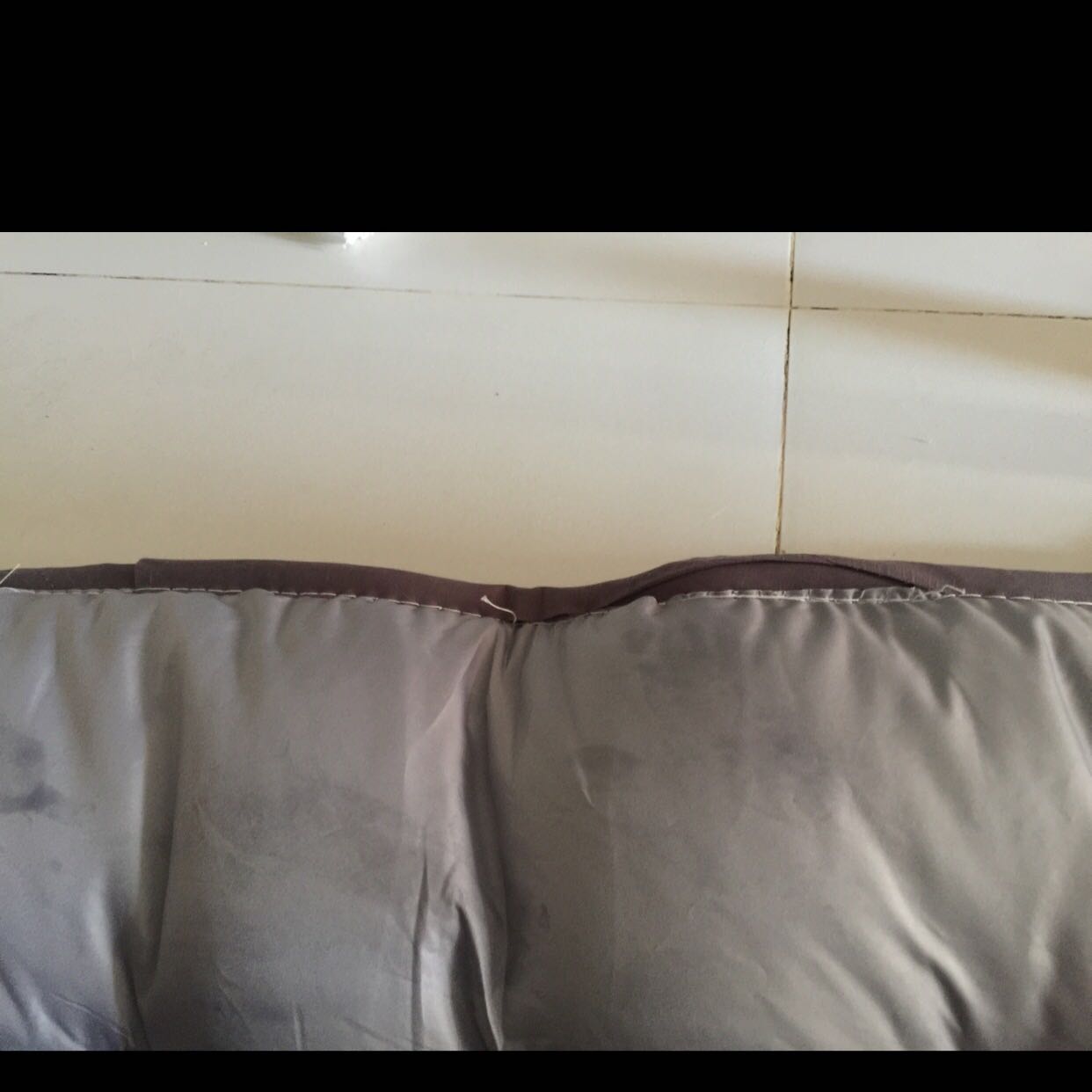 Mới nhậh hàng kg phải hàng xịn, đường vièn mép may xung quanh bị bung chỉ, đường chỉ may cẩu thả