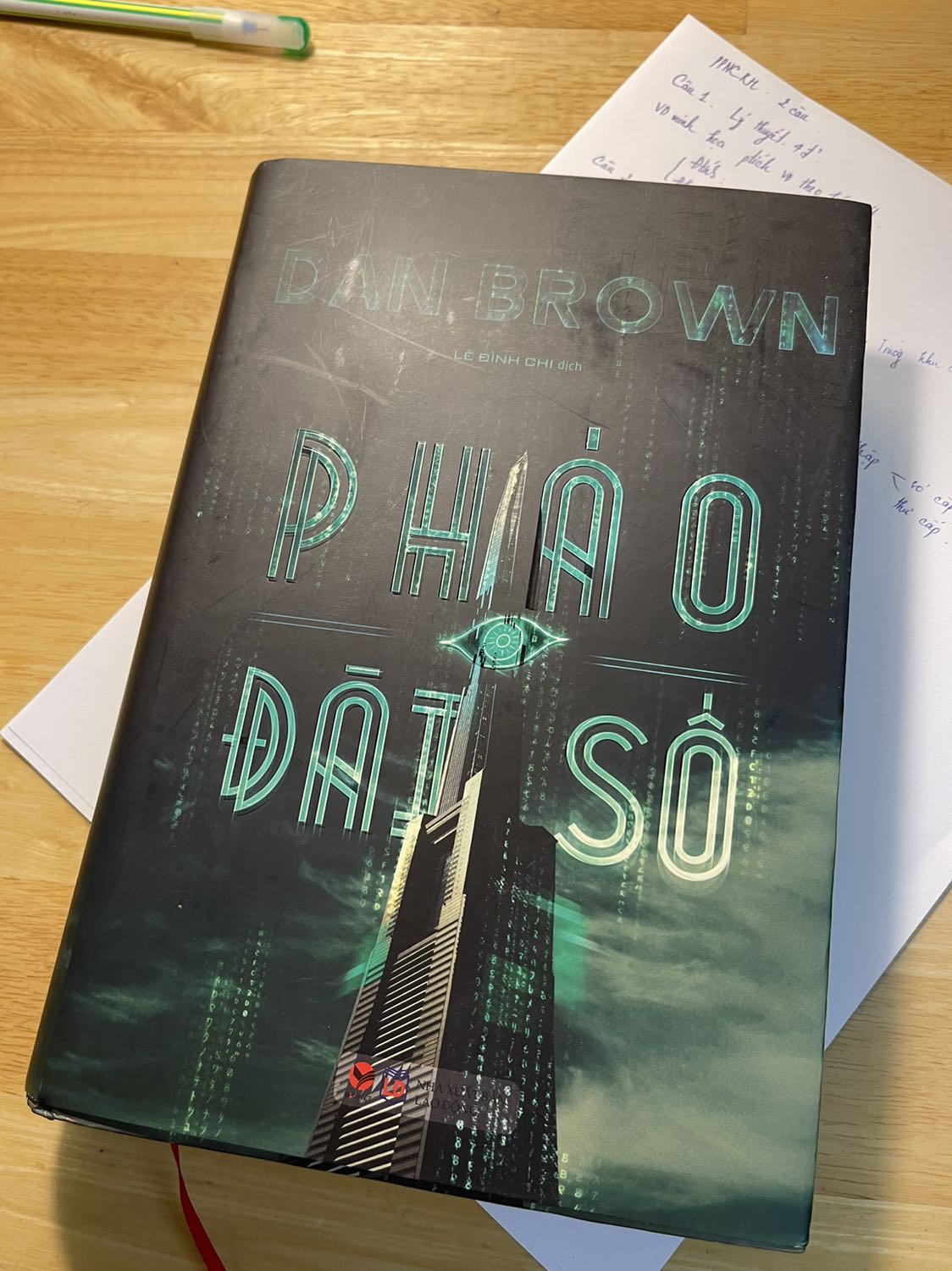 sách được giao nhanh, đc giảm giá nên mình tranh thủ mua luôn, nhưng kh biết có phải hàng giảm giá mà sách chỉ được đựng vào thùng gửi hàng mà kh đc bọc lại. Sách xước cả bìa bọc ngoài lẫn bìa bên trong. Nếu biết vậy từ đầu thì mình sẽ cân nhắc lại trc khi mua hàng.