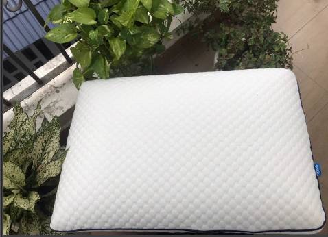 Gối êm, vỏ gối sờ rất sướng. Mình ban đầu mở hộp thấy cao sợ mỏi cổ nhưng gối nâng đỡ rất tốt, mềm nhưng ko lún sâu. Ngủ một đêm dài thấy khỏe hơn hẳn. Giao hành cũng rất nhanh, ko cần đặt tikinow mà qua 1 ngày đã nhận :)))  Theo mình đánh giá thì chất lượng so với tầm giá nhé!! Sẽ tiếp tục ủng hộ