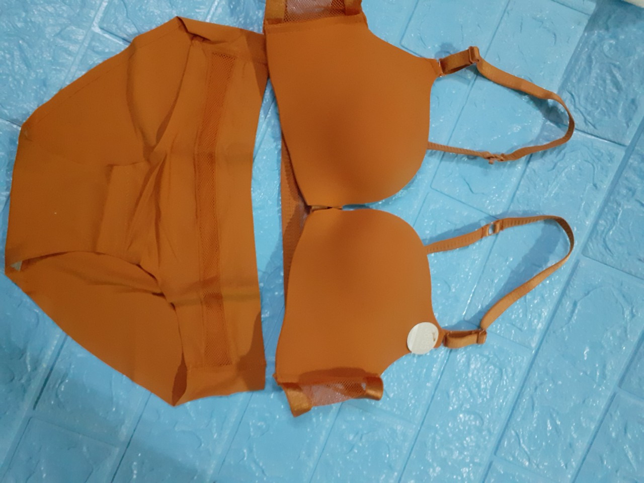 Màu rất xinh, rất ưng ý về chất lượng, mặc rất thích, thoải mái. Ủng hộ shop. mình sẽ đăt thêm màu đen và nude cho đủ bộ hihhihi