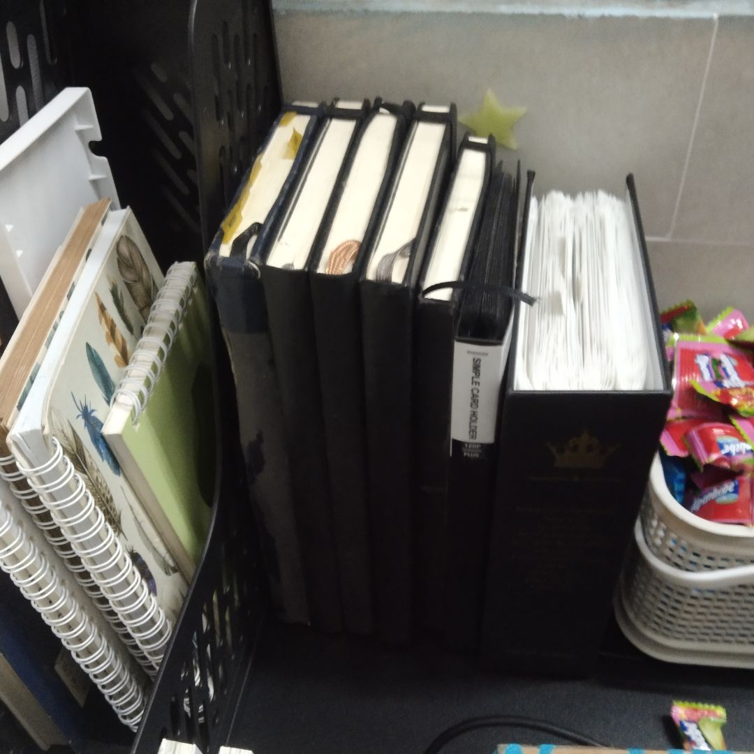 chặn sách xinh, dễ dùng, màu đen sang, chặn cũng ổn, ai thích style đơn giản thì nên mua, giá rẻ mà hàng chất lượng, ship tiki cũng ổn