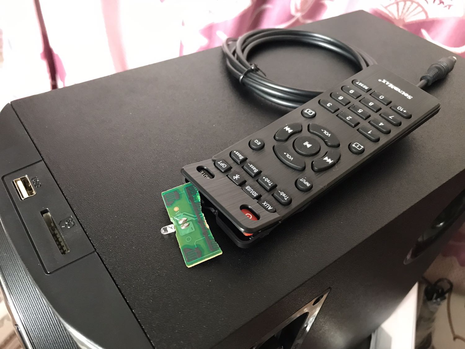 Hàng vận chuyển đến khách không nguyên vẹn,khiển bị dập vỡ .Hôm qua mình đã gửi ảnh và yêu cầu huỷ đổi trả lại hàng hoàn tiền.Rất mong nhận được sự quan tâm của shop với khách hàng sớm nhất.