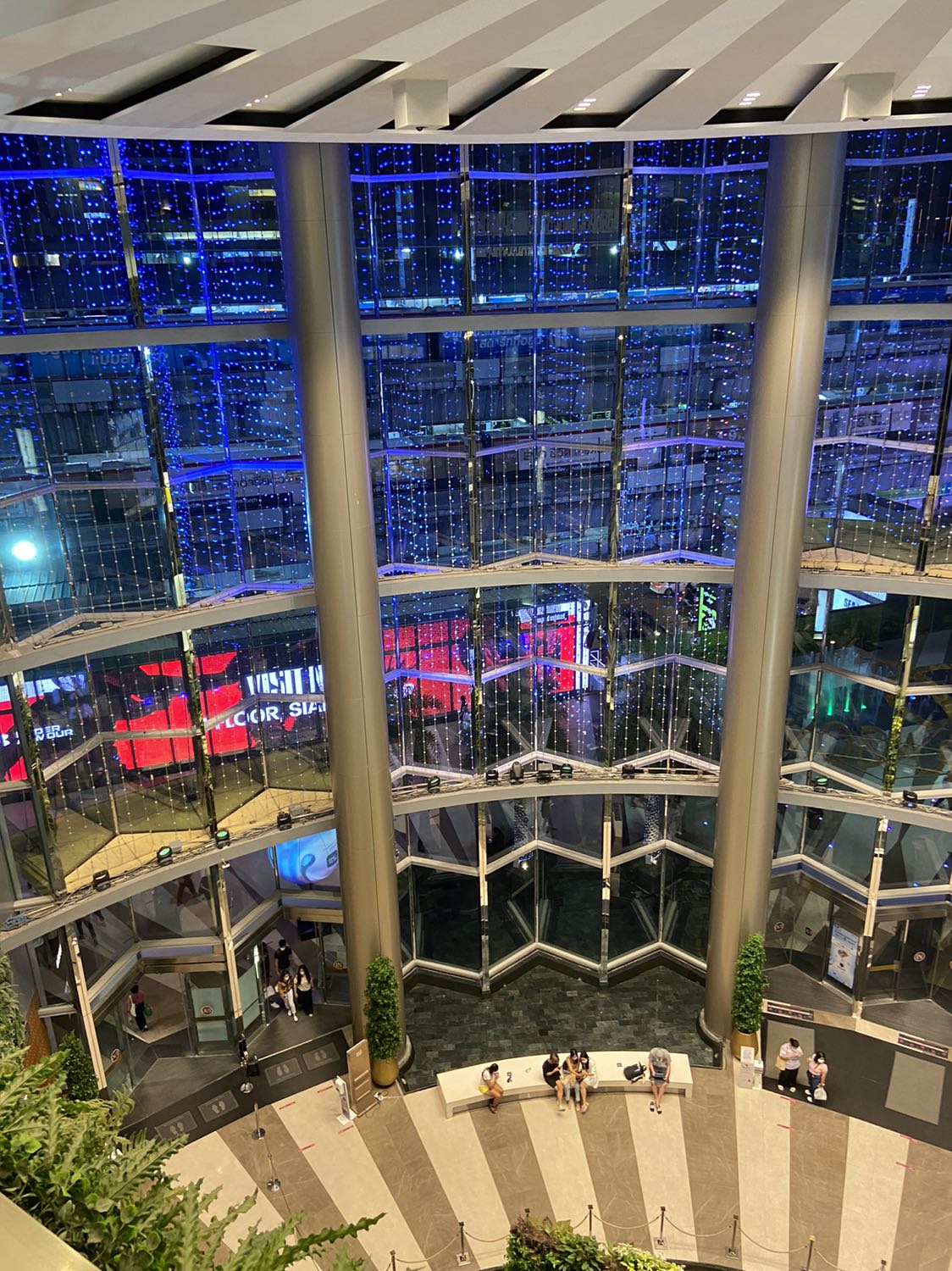 Mình chưa có thời gian để đọc hết nữa vì hơi lan man từ đời này qua đời khác, chắc không hợp gout lắm.