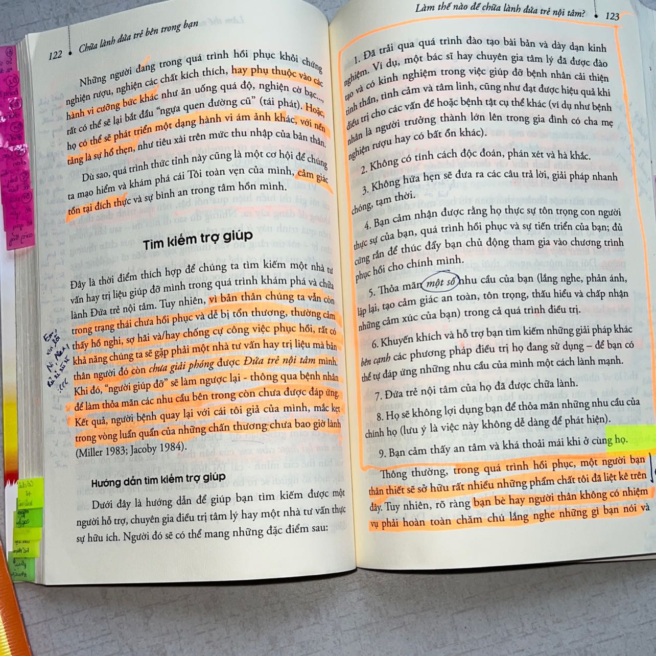 Mình đã tìm đọc biết bao sách tâm lý rồi nhưng không thấy cuốn nào nói đủ hết về mình, vì vốn bản thân mình là một người khó đoán và nhiều lớp tính cách. Và vô tình thấy cuốn sách này, với cái bìa vừa sến lại không hề nổi nhưng tự dưng đùng 1 cái đọc xong và nghiễm nhiên trở thành cuốn sách mình thích nhất.
RẤT RẤT RẤT ĐÁNG ĐỌC mọi người nha. Cuốn này viết ra để chửi mình hay sao mà lật đại trang nào cũng thấy nhột hết. Mình đọc xong phải mua thêm 2 cuốn cho chị và mẹ nữa 🥲