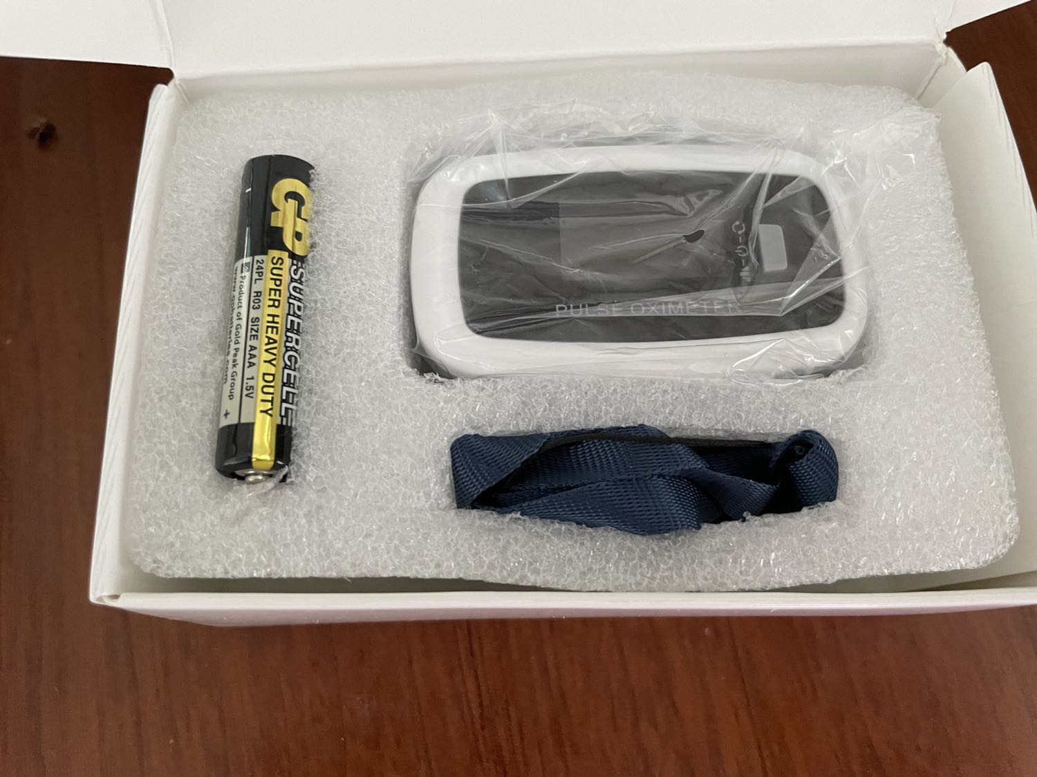 Máy nhỏ gọn, có kèm pin và đây đeo, dfongs gói cẩn thận. Rất hài lòng